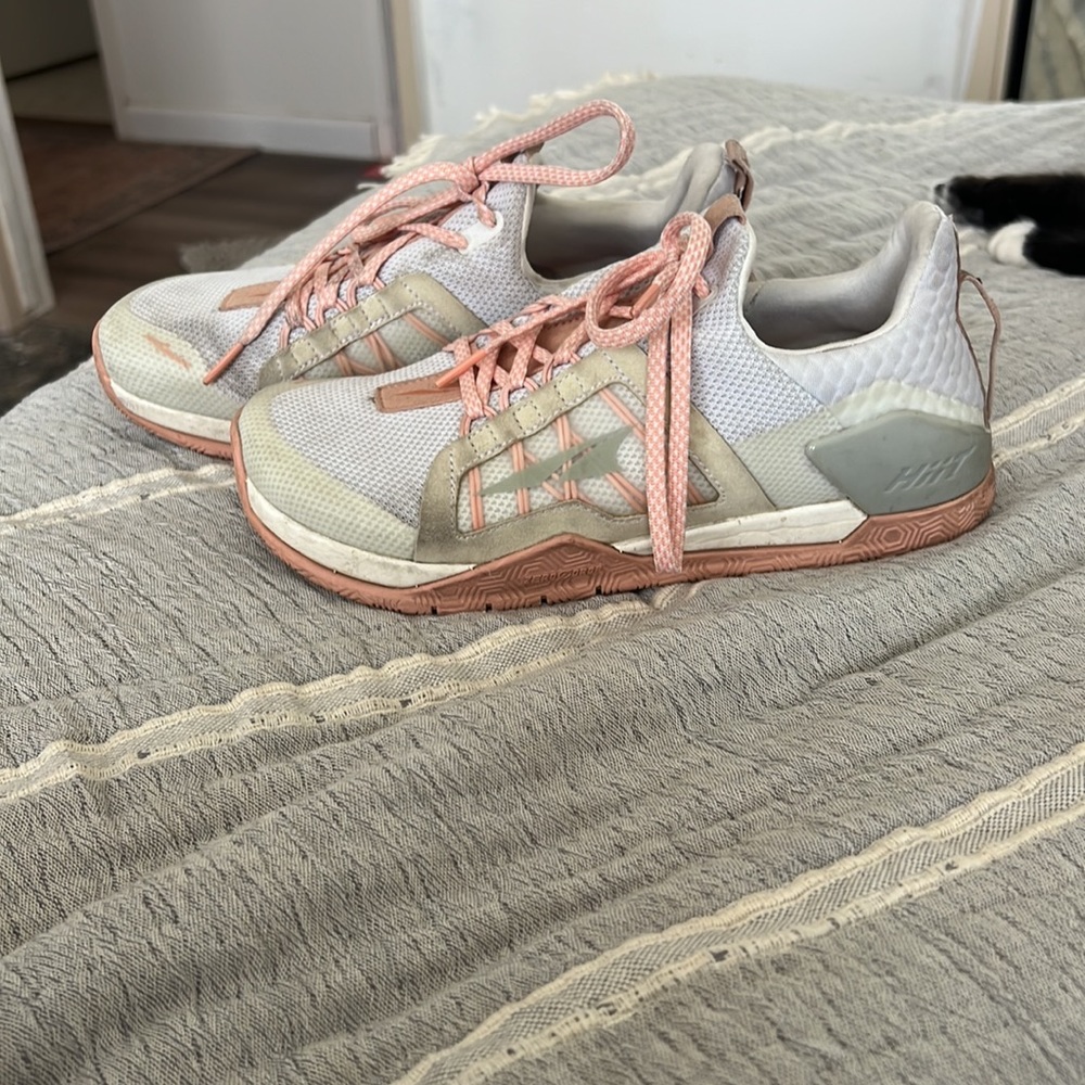 Altra - Picture 2 of 7